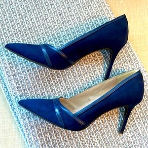 NWOT - KELLY & KATIE BAMITA PUMP, navy
